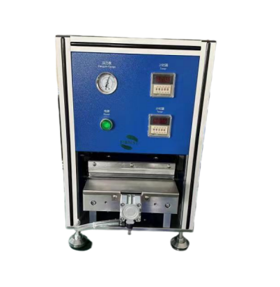 Máquina plegadora de bordes de celdas para bolsas para proceso de presellado