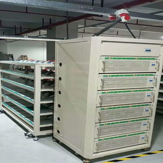 Máquina troqueladora automática para línea de producción de celdas prismáticas