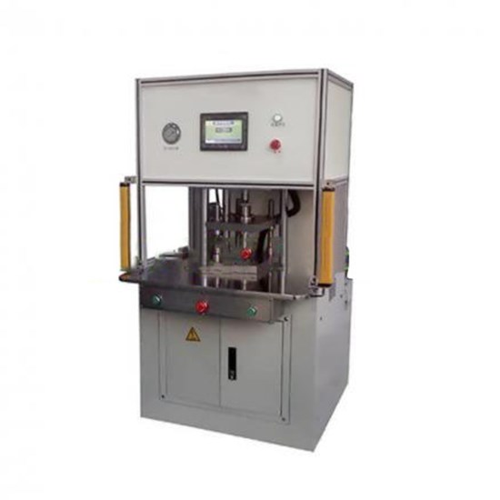 Máquina de costura con control PLC de supercondensadores para la operación de remachado de celdas y tapas de condensadores.