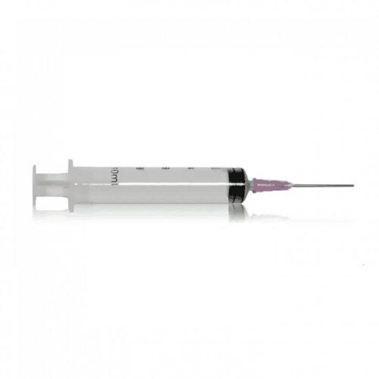 Jeringa de laboratorio de 20 ml con aguja para llenar electrolitos en una caja de guantes para investigación con pilas de botón