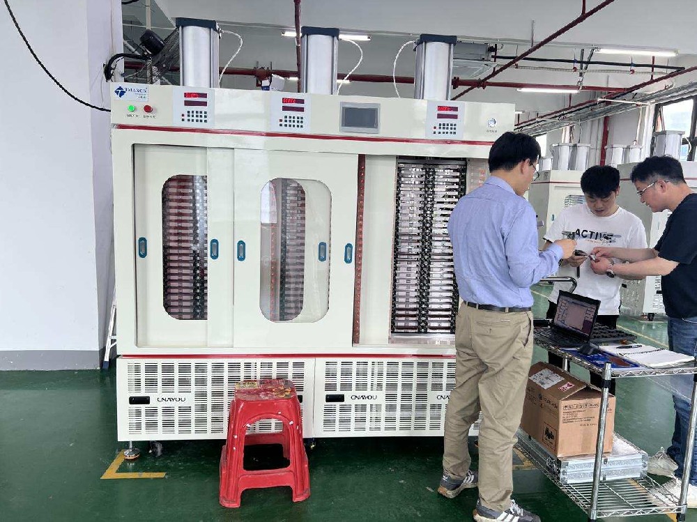 TMAX completa una máquina de formación a presión de prensado en caliente de celdas de bolsa personalizada para un cliente coreano.