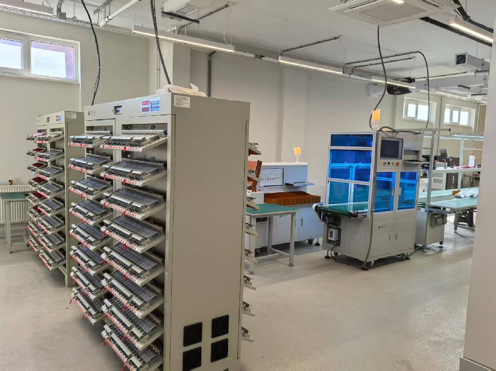 Los ingenieros de TMAX completan la instalación y capacitación de la línea de ensamblaje de paquetes cilíndricos en Turquía.