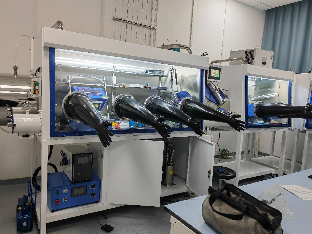 Los ingenieros de TMAX instalan equipos de baterías personalizados en la Universidad Jiao Tong de Shanghái