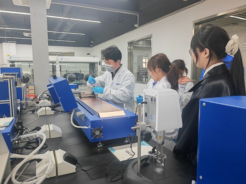TMAX ofrece capacitación sobre equipos de células de bolsa a otro grupo de estudiantes de la Academia de Ciencias de China