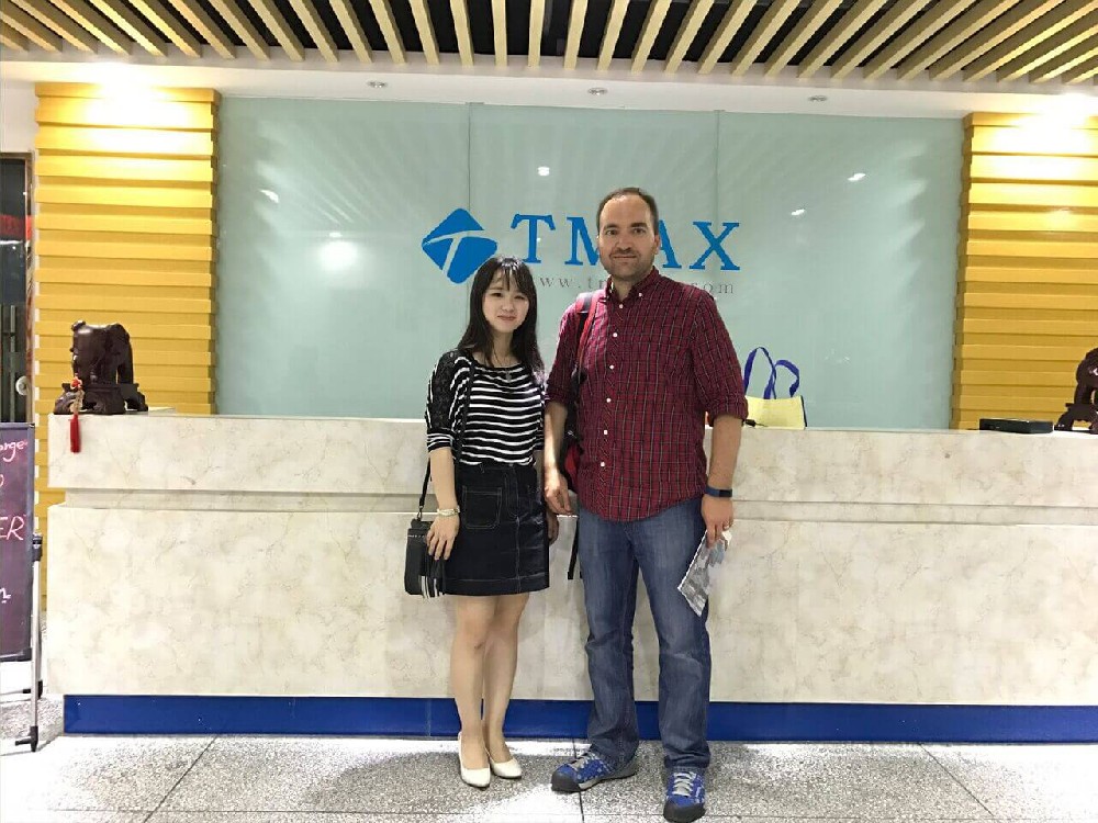 Buen cliente de España visita TMAX